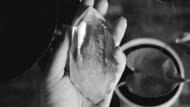 手の中のクリスタル 水晶