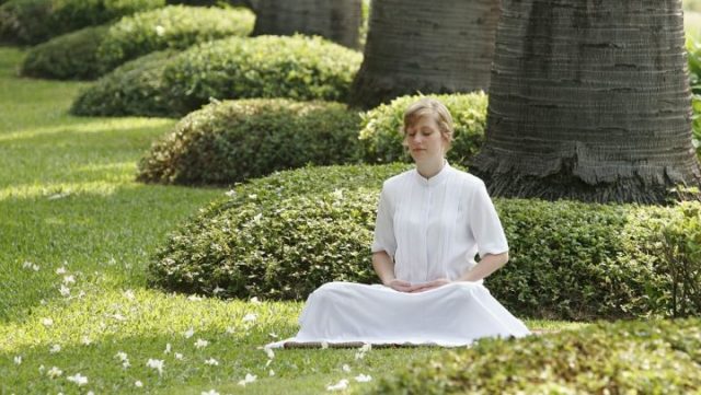 女性 瞑想 自然 座禅 精神統一 