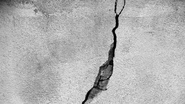 壁の亀裂 地震