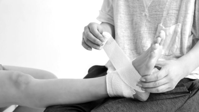 足を包帯で巻く 骨折