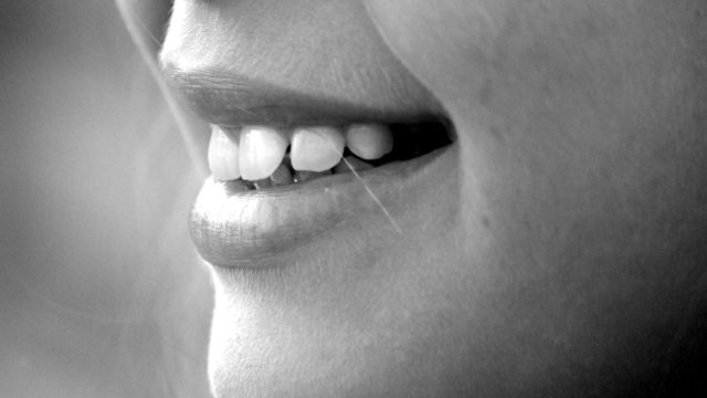 女性の口 歯
