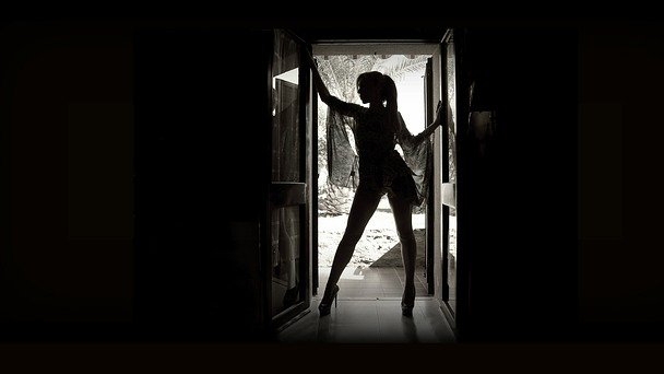 玄関に立つ女性 ドア 入り口