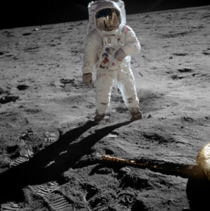 月面上で船外活動中にポーズを取るバズ・オルドリン
