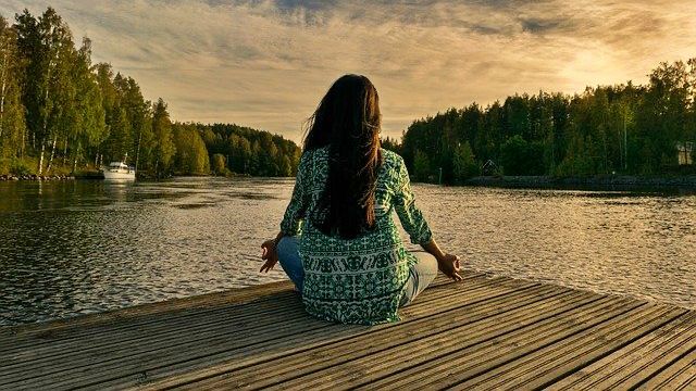 女性 ヨガ 瞑想 精神統一 自然 湖